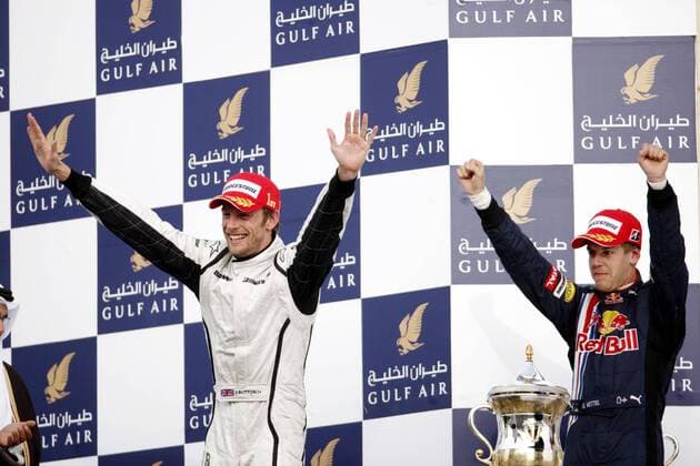 Jenson Button (England Brawn GP, li.) gewinnt den GP Cheerleader Bahrain 2009 vor Sebastian Vettel (Deutschland Red Bull) Motorsport Grand Prix Herren Großer Preis von Bahrain 2009, Formel 1 WM, F1, F, GP Gruppe Manama Sakhir Freude,