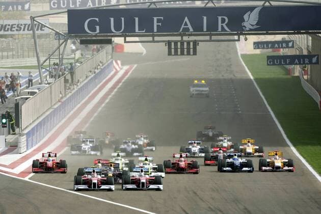 Start zum GP von Bahrain 2009: Timo Glock (Deutschland, vorn li.) und Jarno Trulli (Italien beide Toyota) vor Sebastian Vettel (Deutschland Red Bull) -  Motorsport Grand Prix Herren Großer Preis von Bahrain 2009, Formel 1 WM, F1, F, GP Totale Manama Sakhir