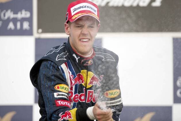 Sebastian Vettel (Deutschland Red Bull) jubelt über den zweiten Platz beim GP von Bahrain 2009 -  Motorsport Grand Prix Herren Großer Preis von Bahrain 2009, Formel 1 WM, F1, F, GP Einzelbild Manama Sakhir Freude,