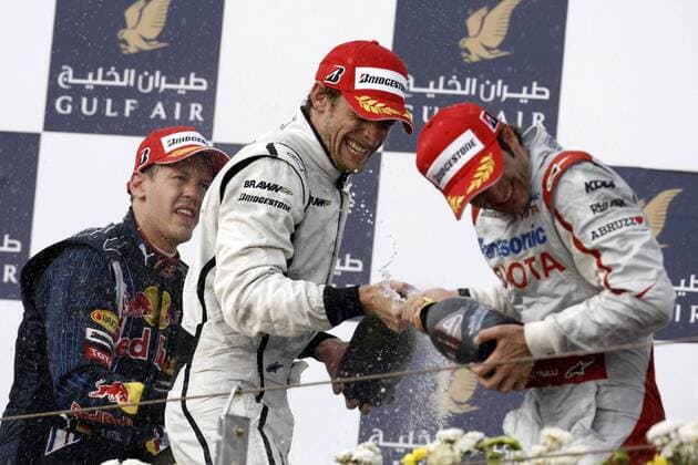 Siegerehrung nach dem GP von Bahrain 2009, v.re.: Jarno Trulli (Italien Toyota), Sieger Jenson Button (England Brawn GP) und Sebastian Vettel (Deutschland Red Bull) Motorsport Grand Prix Herren Großer Preis von Bahrain 2009, Formel 1 WM, F1, F, GP Gruppe Manama Sakhir Freude, Begeisterung,