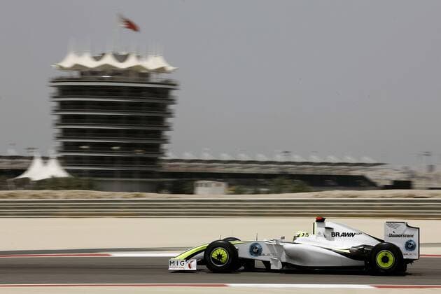 Jenson Button (England Brawn GP) passiert den Tower auf dem Bahrain International Circuit Motorsport Grand Prix Herren Großer Preis von Bahrain 2009, Formel 1 WM, F1, F, GP Einzelbild Manama Sakhir Dynamik,