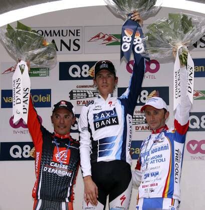 Siegerehrung Lüttich Bastogne Lüttich 2009: Sieger Andy Schleck (Luxemburg Saxo Bank, Mitte) zwischen Joaquin Rodriguez Oliver (Spanien Caisse d Epargne, li.) und Davide Rebellin (Italien Diquigiovanni Androni) Radsport Herren Lüttich Bastogne Lüttich 2009, Straßenradsport, Straße, Rad Gruppe Liege Freude,