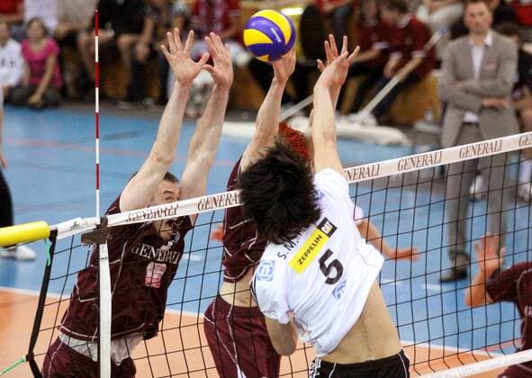 Moon Sung Min (Friedrichshafen, re.) gegen Armin Dewes (li.) und Max Günthör (beide Haching) Volleyball 1. BL Herren Saison 2008 2009, Playoffs, Playoff, Play Offs, Off, Finale, Gruppe Unterhaching Dynamik,