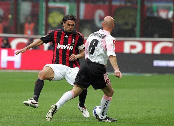 Paolo Maldini (AC Mailand, li.) gegen Giulio Migliaccio (Palermo) - Fußball Herren Serie A 2008 2009, 1. Italienische Liga, AC Mailand - US Palermo 3:0, Milan, Gruppe Mailand Dynamik,