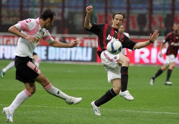 Massimo Ambrosini (AC Mailand, re.) im Duell - Fußball Herren Serie A 2008 2009, 1. Italienische Liga, AC Mailand - US Palermo 3:0, Milan, Gruppe Mailand Dynamik,