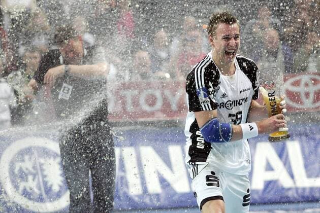 Filip Jicha (Kiel) ist Deutscher Meister 2009 und sucht das Opfer seiner Bierdusche Handball 1. BL Herren Saison 2008 2009, THW Kiel Einzelbild Kiel Freude, Begeisterung,