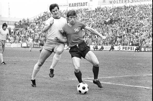 Hans Josef Hellingrath (Hannover, re.) gegen Max Lorenz (Braunschweig) Fußball 1. BL Herren Saison 1970 1971, Eintracht Braunschweig - Hannover 96 4:0 Gruppe Braunschweig Dynamik,