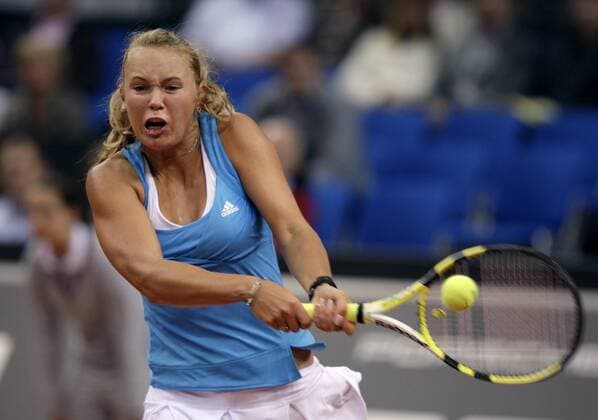 Caroline Wozniacki (Dänemark) Tennis Damen Porsche Grand Prix 2009, WTA Tour Einzelbild Stuttgart Anstrengung, Dynamik,