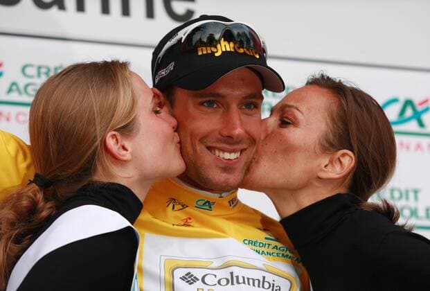 Frantisek Rabon (Tschechien Columbia HighRoad) bekommt von den Hostessen einen Kuss für den Gewinn des Prologs der Tour de Romandie 2009 Radsport Herren Tour de Romandie 2009, Straßenradsport, Straße, Rad, Prolog, Zeitfahren, Einzelzeitfahren, ProTour Gruppe Lausanne 