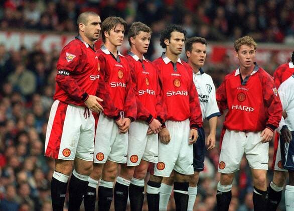 Freistoßmauer Manchester United, v.li.: Eric Cantona, David Beckham, Ole Gunnar Solskjaer, Ryan Giggs und Nicky Butt, dazwischen Andy Sinton (Tottenham Hotspur) -  Fußball Herren English Premier League 1996 1997, 1. Englische Liga, ManU - Tottenham Hotspurs 2:0, Spurs Gruppe Manchester Spannung,