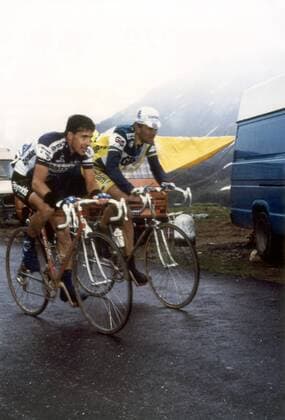 Pedro Delgado Robledo (Spanien Reynolds, li.) und Marco Giovannetti (Italien Gis Gelati Bruciatori Ecoflam) im Anstieg zum Gaviapass -  Radsport Herren Giro d Italia 1988, dItalia, Straßenradsport, Straße, Rad Gruppe Passo di Gavia 14. Etappe: Chiesa Valmalenco - Bormio