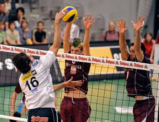 Idner Faustino Lima Martins (Friedrichshafen, li.) gegen Max Günthör (Mitte) und Eugen Bakumovski (beide Haching) 1. BL Herren Saison 2008 2009, Playoffs, Playoff, Play Offs, Off, VfB Friedrichshafen - Generali Haching 3:0 Gruppe o0 Volleyball Friedrichshafen