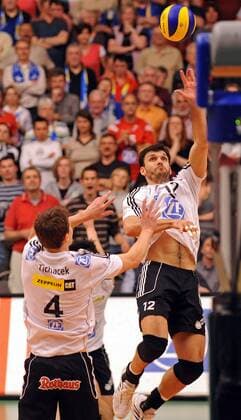 Joao Jose (re.) und Lukas Tichacek (beide Friedrichshafen) Volleyball 1. BL Herren Saison 2008 2009, Playoffs, Playoff, Play Offs, Off, Finale, VfB Friedrichshafen Gruppe Friedrichshafen Dynamik,