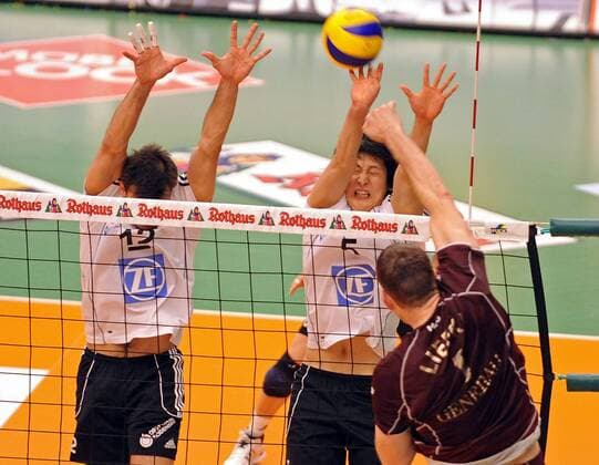 Moon Sung Min (Mitte) und Joao Jose (li., beide Friedrichshafen) gegen Marco Liefke (Haching) Volleyball 1. BL Herren Saison 2008 2009, Playoffs, Playoff, Play Offs Off Finale VfB Friedrichshafen - Generali Haching 3:0 Gruppe Friedrichshafen Dynamik,