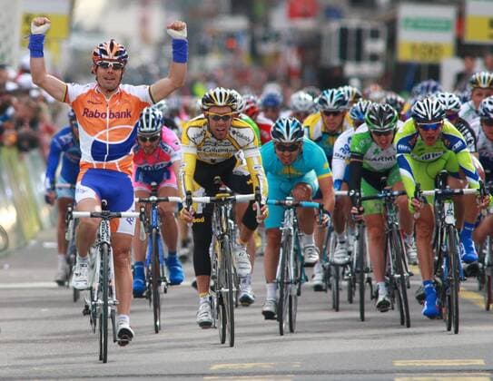 Oscar Freire (Spanien Rabobank, li.) gewinnt die 2. Etappe der Tour de Romandie 2009 von La Chaux de Fonds nach La Chaux de Fonds Radsport Herren Tour de Romandie 2009, Straßenradsport, Straße, Rad Gruppe 2. Etappe: La Chaux de Fonds - La Chaux de Fonds Freude, 