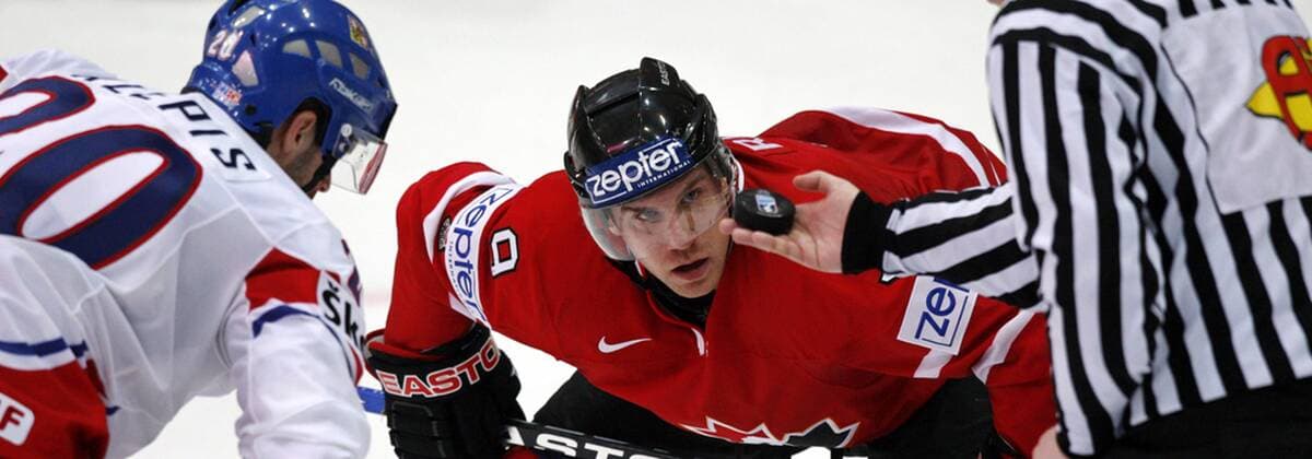 Scottie Upshall (Kanada, re.) mit konzentriertem Blick vor dem Bully gegen Jakub Klepis (Tschechien) -  Eishockey Länderspiel Herren WM 2009, Nationalteam, Nationaltrikot, Kanada - Tschechien 5:1, Vdig Gruppe Kloten Spannung, Konzentration,