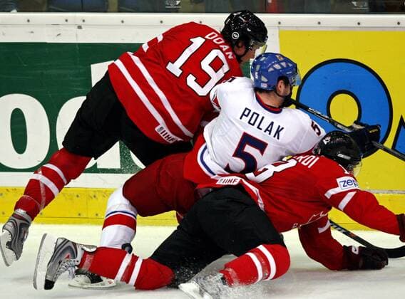 Roman Polak (Tschechien, Mitte) gegen Shane Doan (li.) und Matthew Lombardi (beide Kanada) -  Eishockey Länderspiel Herren WM 2009, Nationalteam, Nationaltrikot, Kanada - Tschechien 5:1, Vdig Gruppe Kloten Dynamik, Kampf,