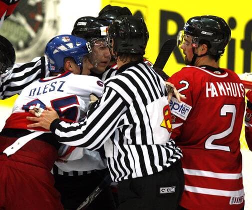 Rostislav Olesz (Tschechien, li.) und Dan Hamhuis (Kanada) müssen vom Schiedsrichter getrennt werden -  Eishockey Länderspiel Herren WM 2009, Nationalteam, Nationaltrikot, Kanada - Tschechien 5:1, Vdig Gruppe Kloten Dynamik, Kampf,