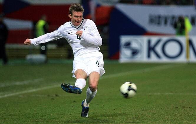 Matej Mavric (Slowenien) am Ball -  Fußball Länderspiel Herren WM Qualifikation 2009, Nationalteam, Nationaltrikot Einzelbild Maribor Dynamik,
