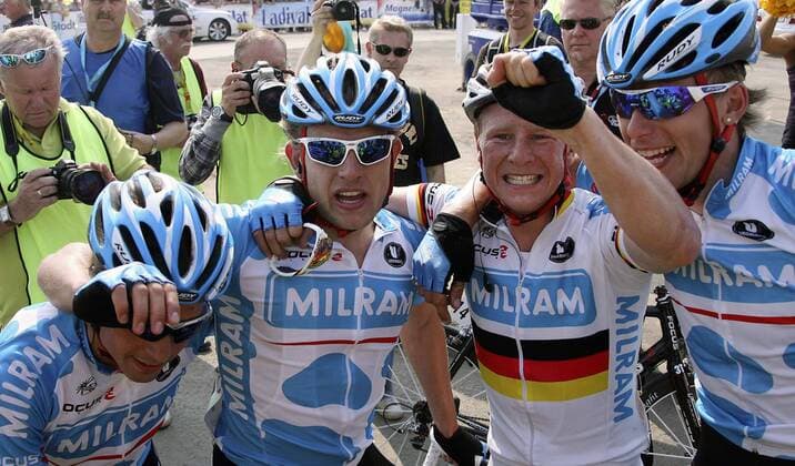 Team Milram feiert den Erfolg beim Eschborn Frankfurt City Loop 2009, v.re.: Christian Knees, Sieger Fabian Wegmann und Gerald Ciolek (alle Deutschland) Radsport Herren Eschborn Frankfurt City Loop 2009 (Rund um den Henninger Turm), Straßenradsport, Straße, Rad Gruppe Frankfurt M. Freude, Kameradschaft,