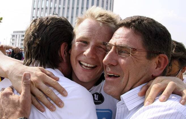 Fabian Wegmann (Mitte) feiert seinen Sieg beim Eschborn Frankfurt City Loop 2009 gemeinsam mit Sportlicher Leiter Christian Henn (beide Deutschland, li.) und Teammanager Gerry van Gerwen (Niederlande alle Milram) Radsport Herren Eschborn Frankfurt City Loop 2009 (Rund um den Henninger Turm), Straßenradsport, Straße, Rad Gruppe Frankfurt M. Harmonie, Glück, Freude, Begeisterung,