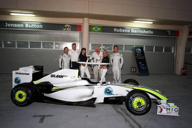 Virgin CEO Sir Richard Branson (England, 3.v.re.) präsentiert mit dem Brawn GP Team seine neue Virgin Galactic Airline, v.li. Rubens Barrichello (Brasilien), Teamchef Ross Brawn und Jenson Button (beide England) - - ZUMAs04 Motorsport Grand Prix Herren Großer Preis von Bahrain 2009, Formel 1 Weltmeisterschaft, F1, F, GP, WM, Präsentation Totale Pressetermin Manama Sakhir