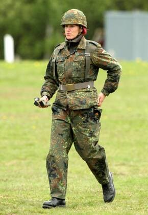 Sportsoldatin Kati Wilhelm (Deutschland) - Übung während der Grünen Woche der Bundeswehr in der Werratal Kaserne bei Bad Salzungen Biathlon Damen Grüne Woche 2009, Bundeswehr, Armee, Militär, Sportfördergruppe, Uniform, Kleidung, Tarnkleidung Einzelbild o0 Reportage Bad Salzungen