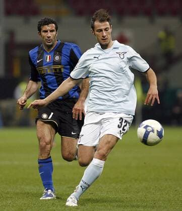 Stefan Radu (Lazio Rom, re.) gegen Luis Figo (Inter Mailand) -  Fußball Herren Serie A 2008 2009, 1. Italienische Liga, FC Internazionale Mailand - Lazio Rom 2:0, Inter Gruppe Mailand Dynamik,