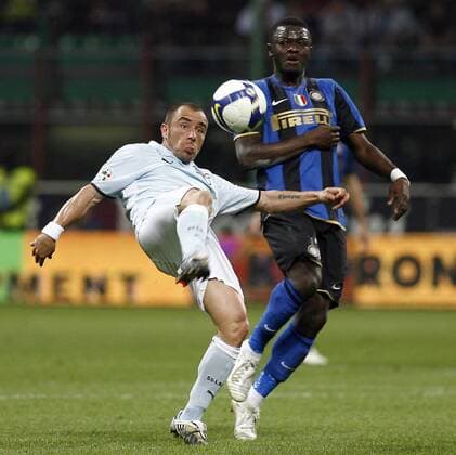 Cristian Brocchi (Lazio Rom, li.) gegen Sulley Ali Muntari (Inter Mailand) -  Fußball Herren Serie A 2008 2009, 1. Italienische Liga, FC Internazionale Mailand - Lazio Rom 2:0, Inter Gruppe Mailand Dynamik,