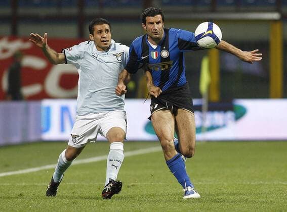 Luis Figo (Inter Mailand, re.) gegen Matuzalem (Lazio Rom) -  Fußball Herren Serie A 2008 2009, 1. Italienische Liga, FC Internazionale Mailand - Lazio Rom 2:0, Inter Gruppe Mailand Dynamik,
