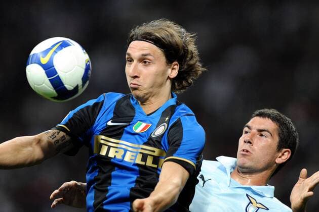 Zlatan Ibrahimovic (Inter Mailand, li.) gegen Aleksandar Kolarov (Lazio Rom) -  Fußball Herren Serie A 2008 2009, 1. Italienische Liga, FC Internazionale Mailand - Lazio Rom 2:0, Inter Gruppe Mailand Dynamik,