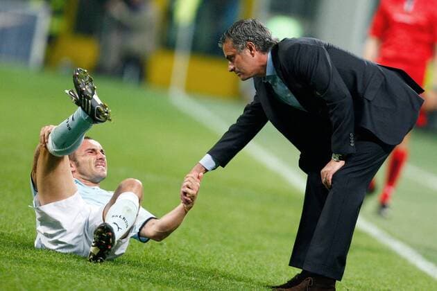 Trainer Jose Mourinho (Inter Mailand) tröstet Cristian Brocchi (Lazio Rom) -  Fußball Herren Serie A 2008 2009, 1. Italienische Liga, FC Internazionale Mailand - Lazio Rom 2:0, Inter Gruppe Mailand Kameradschaft,