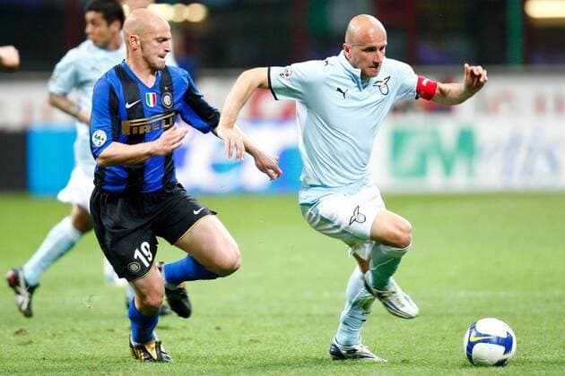 Tommaso Rocchi (Lazio Rom, re.) gegen Esteban Cambiasso (Inter Mailand) -  Fußball Herren Serie A 2008 2009, 1. Italienische Liga, FC Internazionale Mailand - Lazio Rom 2:0, Inter Gruppe Mailand Dynamik,
