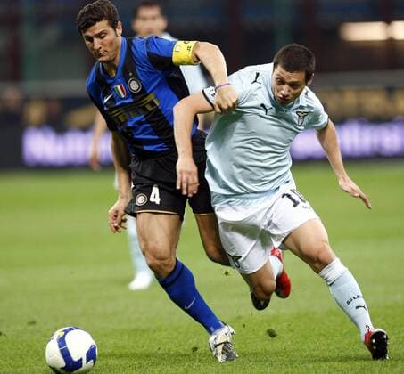 Javier Zanetti (Inter Mailand, li.) gegen Mauro Zarate (Lazio Rom) -  Fußball Herren Serie A 2008 2009, 1. Italienische Liga, FC Internazionale Mailand - Lazio Rom 2:0, Inter Gruppe Mailand Dynamik,