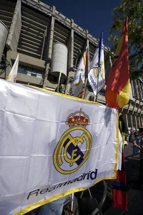Fanfahne vor dem Estadio Santiago Bernabeu - Heimspielstätte von Real Madrid -  - NOxONLINExUSE Fußball Herren Primera Division 2008 2009, 1. Spanische Liga, Real Madrid CF Totale Madrid