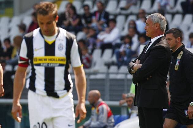 Trainer Claudio Ranieri (2.v.re.) und Alessandro Del Piero (beide Juventus Turin) enttäuscht -  Fußball Herren Serie A 2008 2009, 1. Italienische Liga, Juventus Turin, Juve Gruppe Turin Enttäuschung,