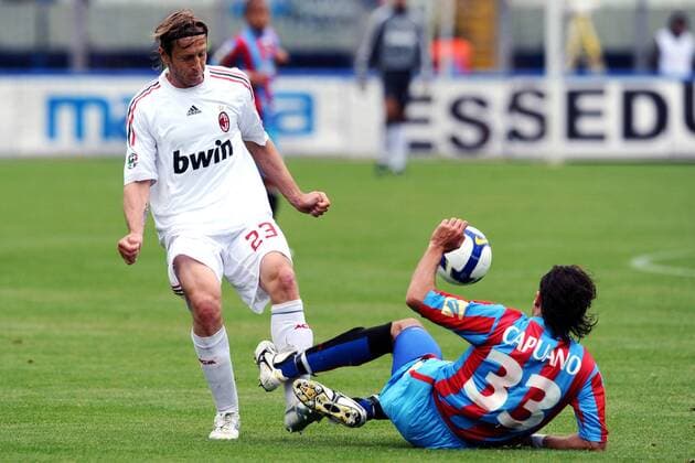 Massimo Ambrosini (AC Mailand, li.) gegen Ciro Capuano (Catania) -  Fußball Herren Serie A 2008 2009, 1. Liga, Calcio Catania - Milan 0:2 Gruppe Catania Dynamik, Kampf,