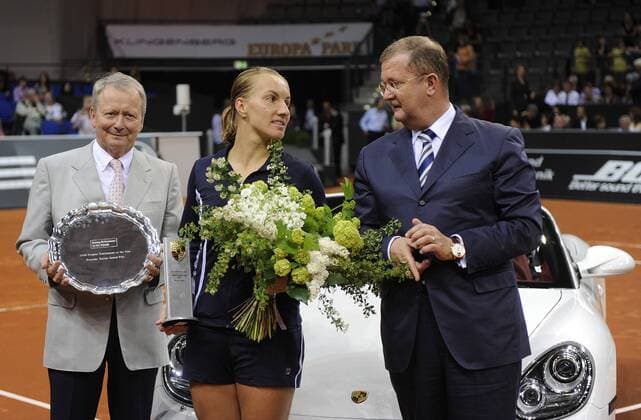 Svetlana Kuznetsova (Russland) - Siegerin des Porsche Grand Prix 2009 mit Aufsichtsratsmitglied Dr. Wolfgang Porsche (li.) und Vorstandsvorsitzender Wendelin Wiedeking (beide Deutschland Porsche AG) Tennis Damen Porsche Grand Prix 2009, WTA Tour, Finale Gruppe Stuttgart