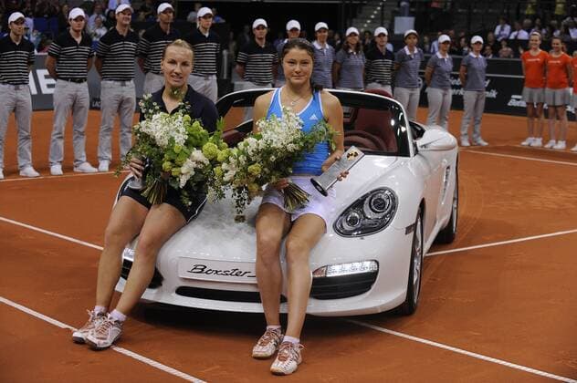 Svetlana Kuznetsova (li.) - Siegerin des Porsche Grand Prix 2009 und Dinara Safina (beide Russland) mit dem Porsche Boxter S Tennis Damen Porsche Grand Prix 2009, WTA Tour, Finale Gruppe Stuttgart