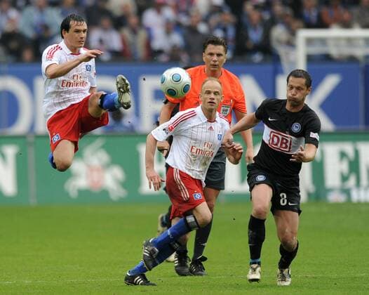 Piotr Trochowski (li.) und David Jarolim (beide HSV, Mitte) gegen Pal Dardai (Hertha) Fußball 1. BL Herren Saison 2008 2009, Hamburger SV - Hertha BSC Berlin 1:1 Gruppe Hamburg Dynamik, Höhe, Komik,