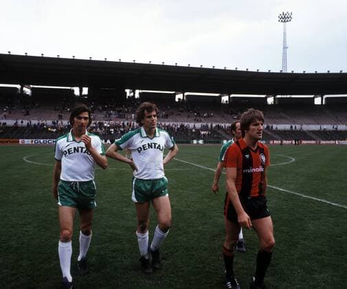 Abgang, v.li.: Franz Hiller, Norbert Siegmann (beide Bremen) und Bernd Nickel (Frankfurt) Fußball 1. BL Herren DEUTSCHSPRACHIGE SPORTZEITSCHRIFTEN UND -ZEITUNGEN NUR NACH RÜCKSPRACHE, Saison 1979 1980 Gruppe Frankfurt M.