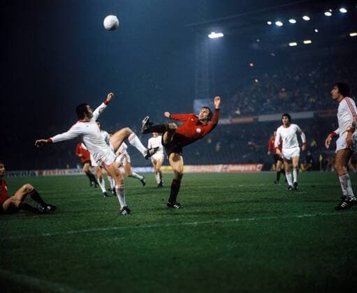 Karl Heinz Körbel (Frankfurt, Mitte) im Duell Fußball EC 3 Herren DEUTSCHSPRACHIGE SPORTZEITSCHRIFTEN UND -ZEITUNGEN NUR NACH RÜCKSPRACHE, UEFA Cup 1979 1980 Gruppe Frankfurt M. Dynamik,