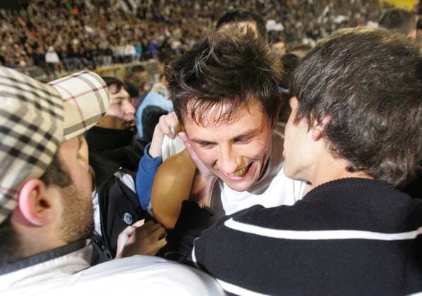 Ljubomir Fejsa (Partizan Belgrad, Mitte) jubelt mit Fans über den Gewinn der serbischen Meisterschaft 2009 -  Fußball Herren Meridian Super Liga 2008 2009, 1. Serbische Liga, FK Partizan Belgrad, Vdig Gruppe Belgrad Freude,