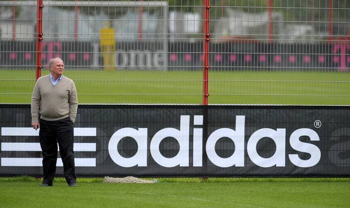 Manager Uli Hoeneß (Bayern) Fußball 1. BL Herren Saison 2008 2009, FC Bayern München, Training Totale München Nachdenklichkeit, Skepsis,