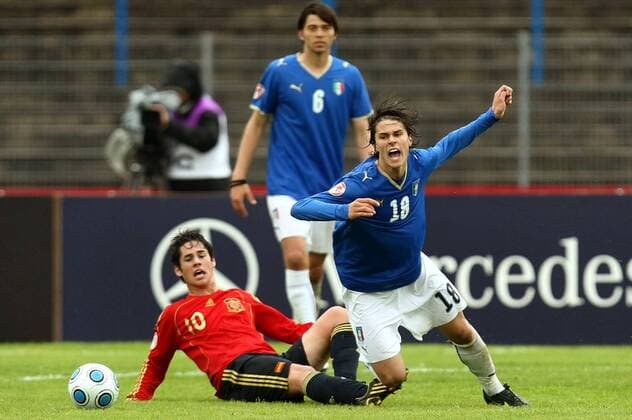 Lorenzo Crisetig (Italien U17, re.) gegen Isco (Spanien U17) Fußball EM Herren U 17 EM 2009, Länderspiel, Nationalteam, Nationaltrikot, Jugend, Junioren, Nachwuchs Gruppe Dessau Rosslau Dynamik, Kampf,