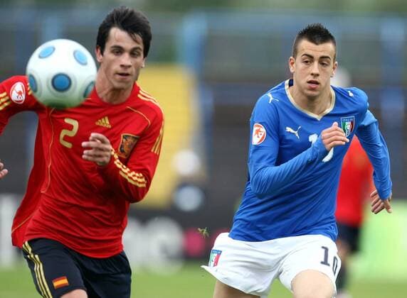 Stephan El Shaarawy (Italien U17, re.) gegen Albert Dalmau (Spanien U17) Fußball EM Herren U 17 EM 2009, Länderspiel, Nationalteam, Nationaltrikot, Jugend, Junioren, Nachwuchs Gruppe Dessau Rosslau Dynamik,
