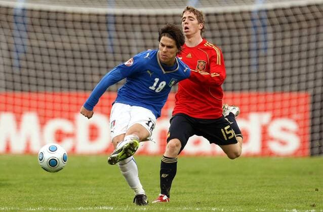Lorenzo Crisetig (Italien U17, li.) gegen Iker Muniain (Spanien U17) Fußball EM Herren U 17 EM 2009, Länderspiel, Nationalteam, Nationaltrikot, Jugend, Junioren, Nachwuchs Gruppe Dessau Rosslau Dynamik,