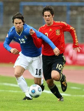 Lorenzo Crisetig (Italien U17, li.) gegen Isco (Spanien U17) Fußball EM Herren U 17 EM 2009, Länderspiel, Nationalteam, Nationaltrikot, Jugend, Junioren, Nachwuchs Gruppe Dessau Rosslau Dynamik, Kampf,
