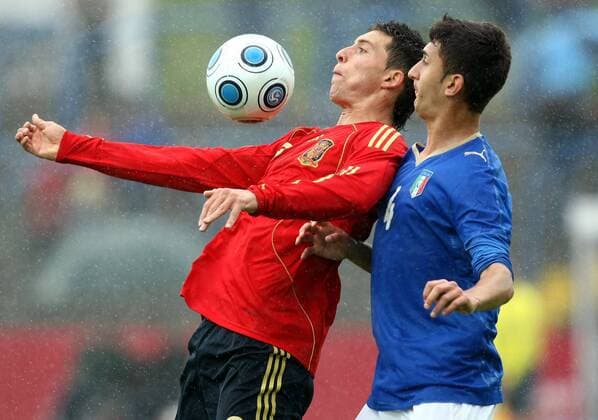 Borja Gonzalez (Spanien U17, li.) gegen Alessio Campoli (Italien U17) Fußball EM Herren U 17 EM 2009, Länderspiel, Nationalteam, Nationaltrikot, Jugend, Junioren, Nachwuchs Gruppe Dessau Rosslau Dynamik,