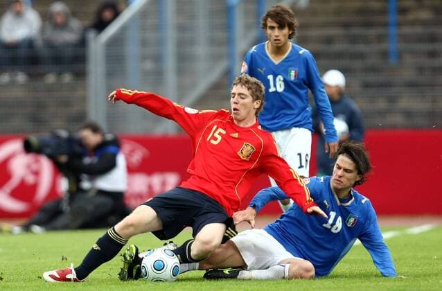 Iker Muniain (Spanien U17, li.) gegen Lorenzo Crisetig (Italien U17, re.) Fußball EM Herren U 17 EM 2009, Länderspiel, Nationalteam, Nationaltrikot, Jugend, Junioren, Nachwuchs Gruppe Dessau Rosslau Dynamik, Kampf,